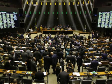 Congresso derruba veto de Bolsonaro que impedia mais pobres de receber auxílio