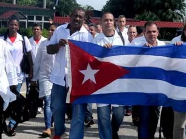 Italianos aplaudem médicos cubanos que chegam para ajudar a combater o Covid-19