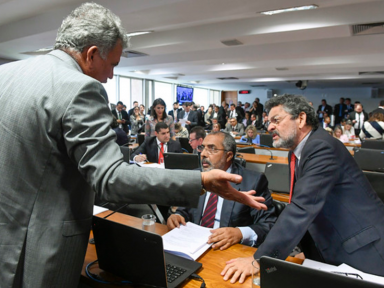 Após ser suspensa, votação da MP que retira direitos trabalhistas volta à pauta nesta quarta