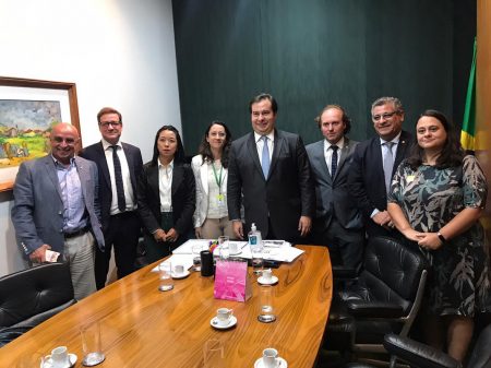 Entidades se reúnem com Maia contra os ataques de Bolsonaro à imprensa