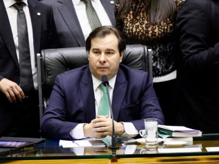 Maia suspende 12 bolsonaristas das suas funções a pedido do PSL