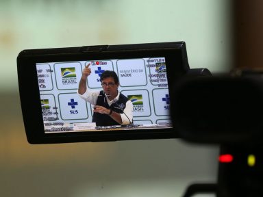 Mandetta questiona Bolsonaro, mas faz média criticando a imprensa