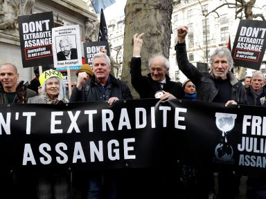 Corte inglesa cede a EUA e rejeita pedido de condicional para Assange