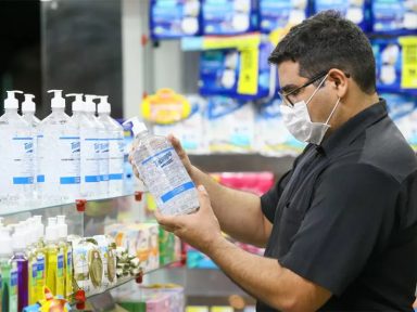 Governo nega tabelamento e permite cobrança abusiva no preço do Álcool Gel 70°