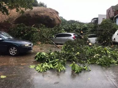 Tempestade deixa 18 mortos e 30 desaparecidos na Baixada Santista