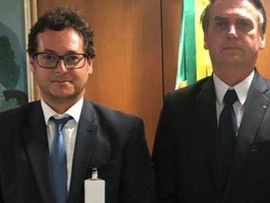 Membro da comitiva de Bolsonaro volta dos EUA infectado com coronavírus