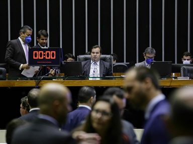 Câmara aprova R$ 1.200 por família para enfrentar crise