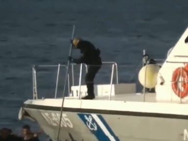 Após tentar virar barco de imigrantes sírios, Grécia ataca com tiros e arpão