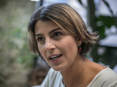 Manuela d’Ávila: Reduzir salário para combater a crise é uma tragédia