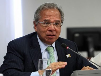 Guedes anuncia cortes  enquanto coronavírus avança