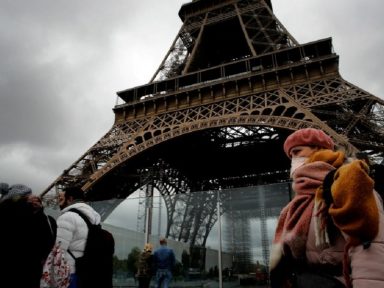 França fecha bares e pontos turísticos para conter coronavírus