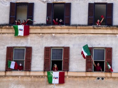 Italianos comemoram de suas janelas a vitória sobre o fascismo