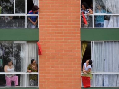 Fome se alastra e colombianos pedem SOS de suas janelas