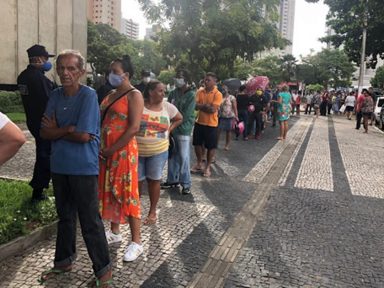 Auxílio emergencial deixa de fora quem tem CPF irregular e leva multidão às filas da Receita