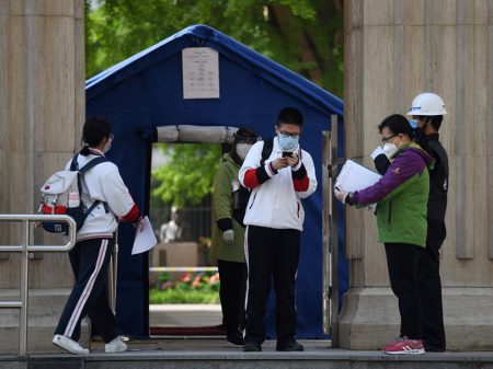 Estudantes chineses voltam às aulas sob segurança sanitária