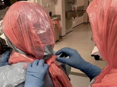 Médicos com sacos na cabeça e máscara fora da validade nos hospitais britânicos