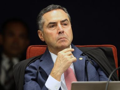 Barroso condena ato pela volta da ditadura que teve a participação de Bolsonaro