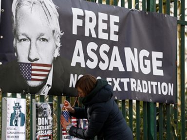 Defesa de Assange consegue adiar julgamento da extradição