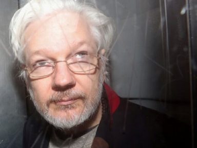 Governo inglês solta milhares mas mantém Assange preso em plena pandemia