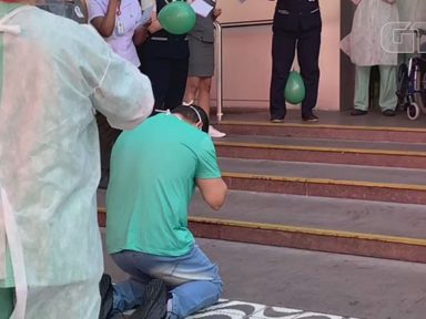 Gigante do halterofilismo salvo da gripezinha agradece de joelhos na saída do hospital