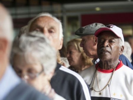 Bolsonaro vetou item que permitia a mais idosos e deficientes receberem ajuda