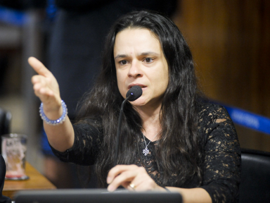 Janaína diz que militares vão às ruas para tirar Bolsonaro se ele não parar as postagens