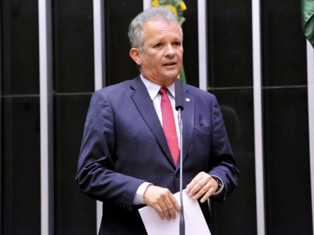 Weintraub não pode mais continuar ministro, defende líder da oposição