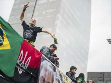 Bolsonaristas trouxeram bandeira nazi a ato na Avenida Paulista