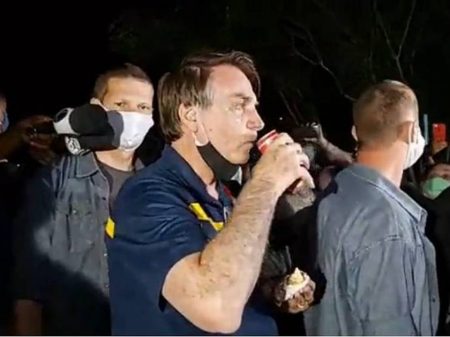 Moradores recebem Bolsonaro com panelaço e gritos de ‘fascista’ e ‘assassino’