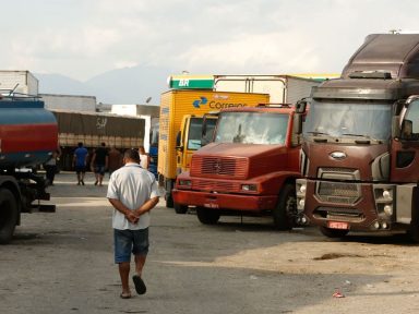 “Bolsonaro apunhalou caminhoneiros pelas costas ao vetar auxílio”, afirma categoria