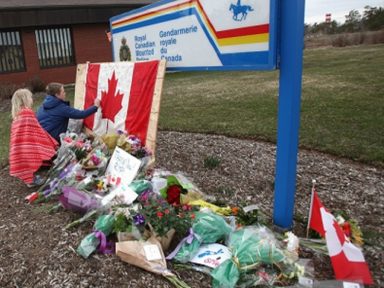 Canadá faz em duas semanas o que EUA não fez em 20 anos: após morticínio, proíbe rifles de assalto