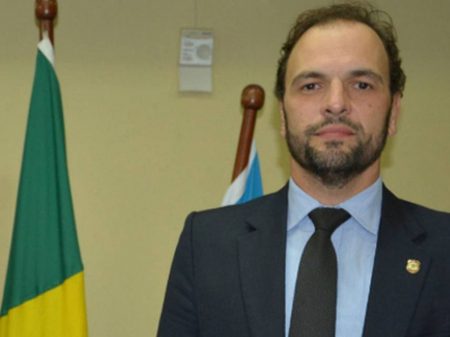 Delegado do caso Adélio desmente versão de Bolsonaro