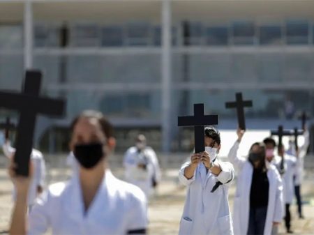 Brasil tem 12 mil profissionais de enfermagem afastados por coronavírus