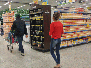 Venda do comércio varejista cai 2,5% em março