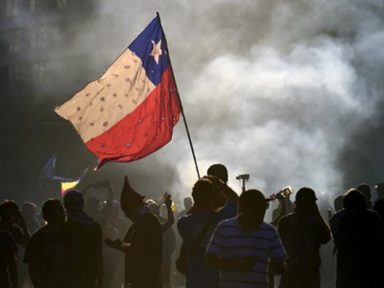 Chilenos erguem barricadas contra fome causada pela ausência governamental