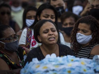 “Eu não pude dar um abraço nele”, lamenta a mãe de João Pedro