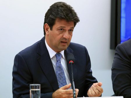 Abuso da cloroquina pode fazer com que “morra muita gente em casa”, diz Mandetta