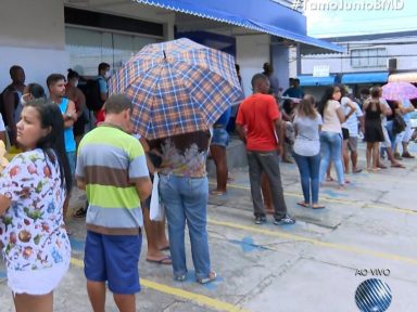 Até quem tem auxílio aprovado não consegue o dinheiro e filas crescem em todo o país