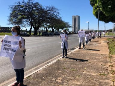 Profissionais da Saúde protestam contra falta de pagamento de bolsas a residentes