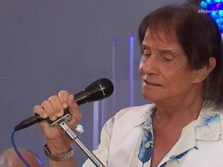 Roberto Carlos defende quarentena “radical” em show do Dia das Mães