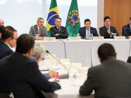 Antes da reunião, Bolsonaro impôs saída de Valeixo a Moro, mostram novas mensagens
