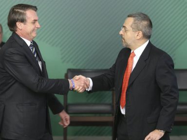 Bolsonaro condecora Weintraub que chamou ministros do STF de “vagabundos”