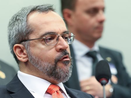 Parlamentares acionam PGR contra Weintraub por insultar STF e etnias