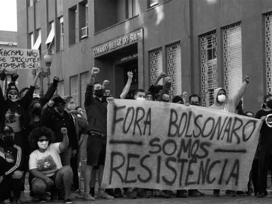 Manifestantes impedem realização de ato golpista em Porto Alegre