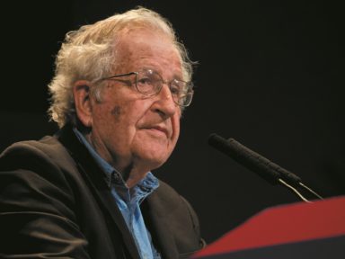 Chomsky: “Trump esfaqueou o povo estadunidense pelas costas”