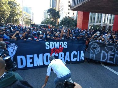 Manifestação na Paulista pela democracia une torcidas do Corinthians, Palmeiras e São Paulo