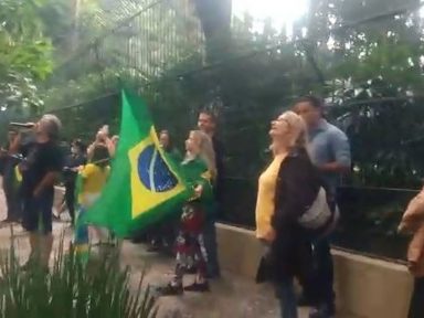 Bolsonaristas são presos por baderna em frente à casa de Alexandre de Moraes