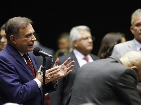 ‘O problema não é ministro; é falta de um presidente’, diz Álvaro Dias sobre Teich