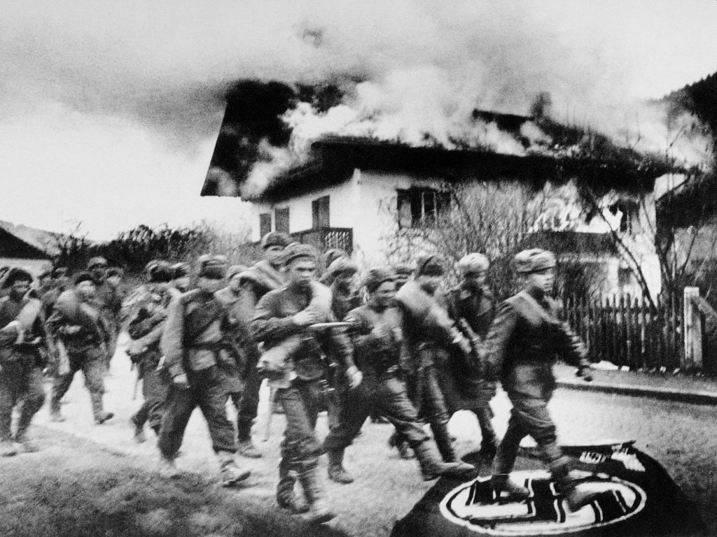 O dia que o Exército Vermelho conquistou o Reichstag e emocionou Drummond 3 22 Infantaria sovi%C3%A9tica aproximando se de Berlim Alemanha abril de 1945 foto Yevgeny Khaldei TASS