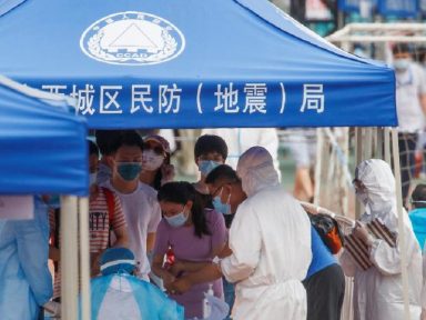 Com 100 casos de covid-19, Pequim eleva “alerta sanitário” e suspende aulas